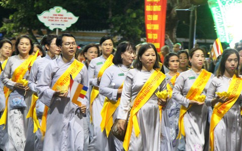 Hàng ngàn Phật tử Huế rước Phật lên Tổ đình Từ Đàm