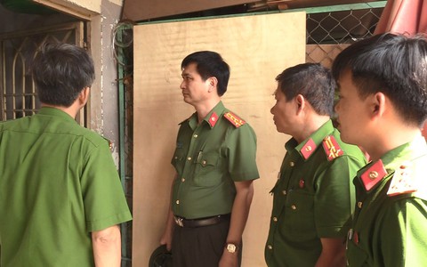 Vụ án cả nhà chết trong phòng trọ: nghi người chồng cắt cổ vợ con