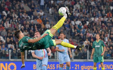 Ronaldo tái hiện thất bại cú ‘xe đạp chổng ngược’ khi đối đầu với Buffon