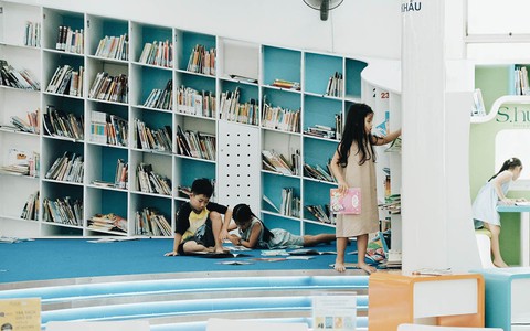 Tấm thẻ thư viện và không gian đầy ắp nụ cười