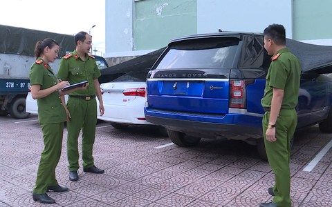 Làm giả hơn 350 con dấu để buôn lậu xe hơi