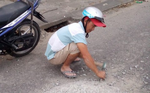 Khen thưởng anh thợ Quảng Nam đục mảng bêtông trên đường