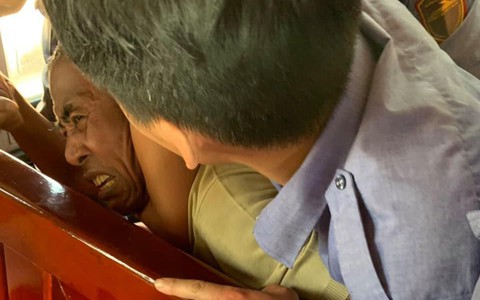 Khống chế nam hành khách đi tàu SE8 hành hung vợ