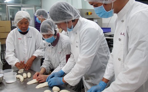 Muốn đóng Vua bánh mì, cả đoàn phim đi học làm bánh