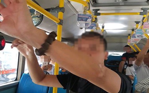 Gã đàn ông biến thái thủ dâm trên xe buýt giữa ban ngày