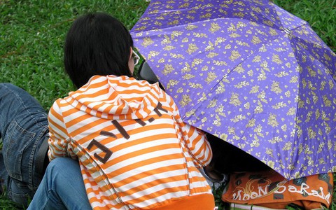 Soi bàn học của con, thấy dòng chữ 'Nhớ nhiều'