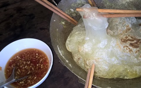 Bột mì khuấy chấm nước mắm dằm cá rô đồng mới là 'ngon nhức xương'