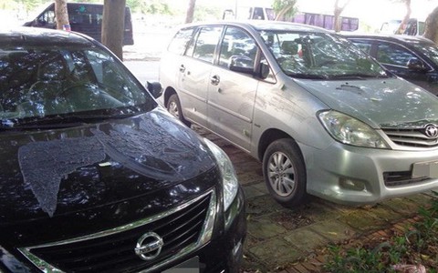 2 ôtô nghi bị đổ hóa chất để dằn mặt vì không gửi ở bãi giữ xe tự phát