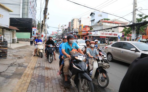 Chưa quyết liệt với xe máy leo lề