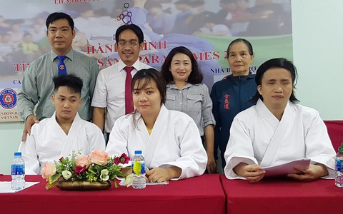 Võ sĩ khiếm thị thọ giáo cao thủ làng judo Việt Nam