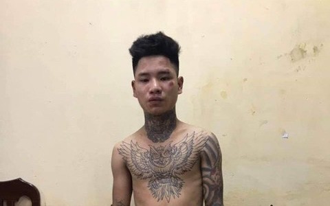 Khởi tố thanh niên xăm trổ tông gục CSGT