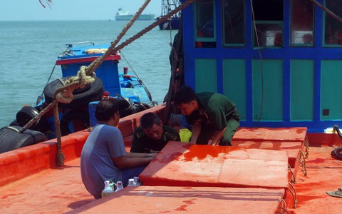 Bắt tàu chở 80.000 lít dầu không rõ nguồn gốc