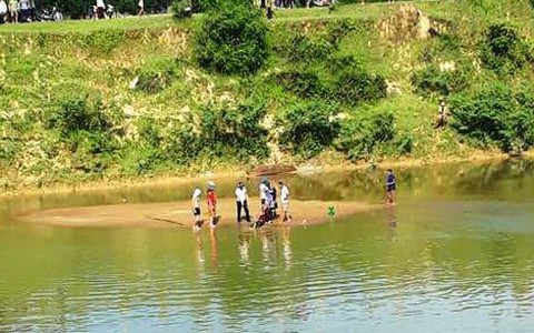 Mò hến trên sông, hai bố con chết đuối thương tâm