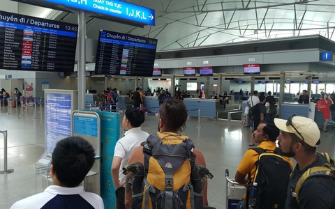 Hành khách hết "chói tai' với tiếng loa ở nhà ga quốc tế Tân Sơn Nhất