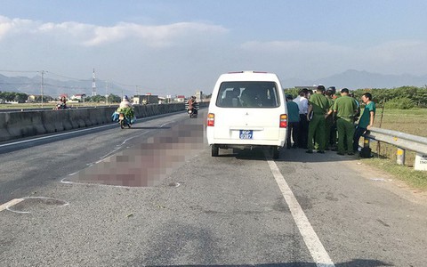 Xe tông người đi bộ, nghi nhiều ôtô cán qua người nạn nhân