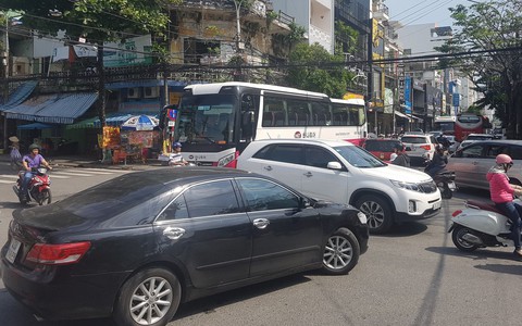Đà Nẵng thắt chặt dừng, đỗ ô tô để giảm ùn tắc