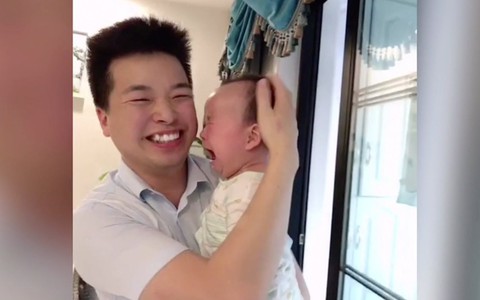 Video siêu dễ thương em bé phản ứng ra sao khi được xoa đầu?