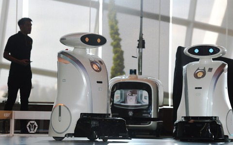 Robot '3 trong 1' ở Singapore: dọn vệ sinh, hát rap, và giỏi ngoại ngữ