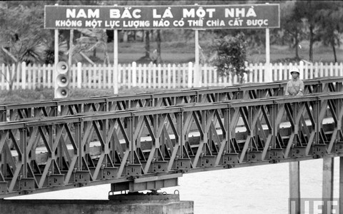 '21 năm nối lại đôi bờ' chia cắt