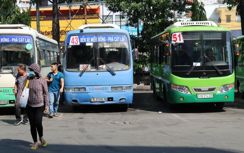 Nỗi niềm xe buýt: người bỏ nghề, người vỡ nợ...