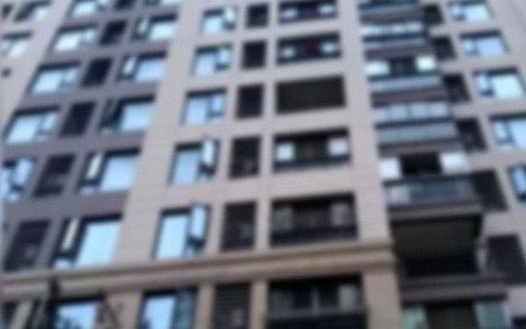 Bé trai 5 tuổi rơi từ tầng 12 chung cư ở TP.HCM thoát chết kỳ diệu
