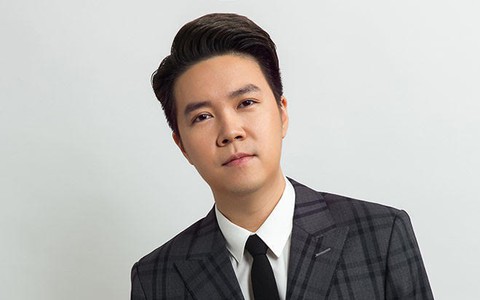 Lê Hiếu xuất hiện trong 'phòng khách Music Home' cùng ban nhạc Anh Em