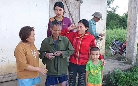 Ba phụ nữ phát hiện người đàn ông kẹt dưới giếng hoang trong rừng