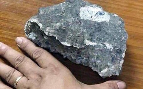 Một đại úy CSGT bị người vi phạm đập đá vào đầu nhập viện
