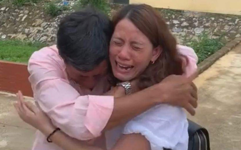 Video: Cảm động giây phút anh trai gặp lại em gái sau 22 năm thất lạc