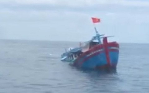 Chìm tàu cá trên biển Bình Thuận, 5 thuyền viên mất tích