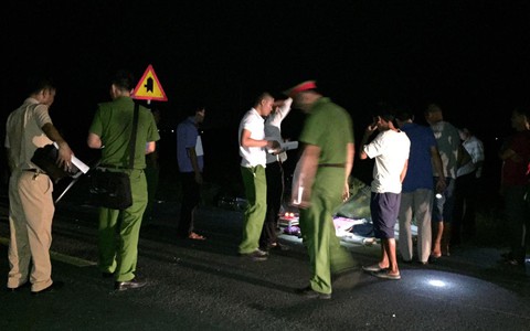 Lái ôtô không làm chủ tốc độ, gây tai nạn làm 3 em nhỏ tử vong