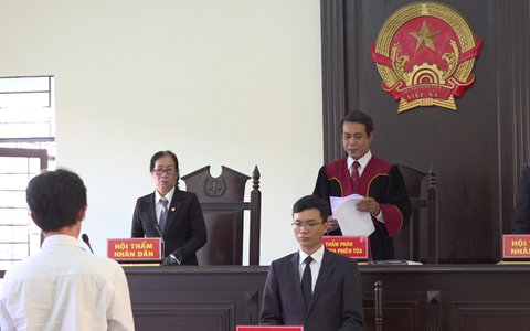 Video: Tông gãy barie BOT An Sương, tài xế nhận 18 tháng tù
