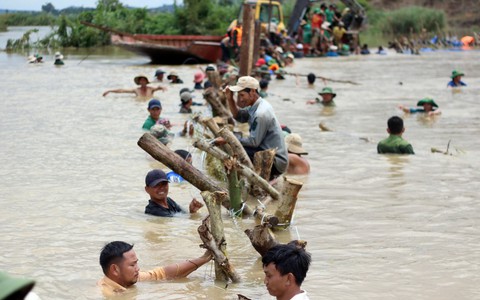 Đua với thời gian, hàn đê cứu cả ngàn hecta lúa