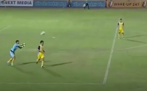Video thủ môn Tuấn Mạnh ném bóng cho đối phương ghi bàn