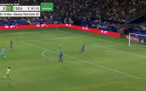 Video 'pha đốt lưới nhà lạ lùng nhất': thủ môn đánh đầu phá bóng trúng mặt đồng đội rồi... vào lưới