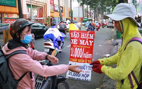 Bảo hiểm siêu rẻ mua trên lề đường, công an phạt như thường