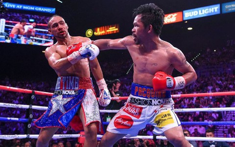 Quần thi đấu của Pacquiao trong trận thắng Thurman được bán với giá 575 triệu