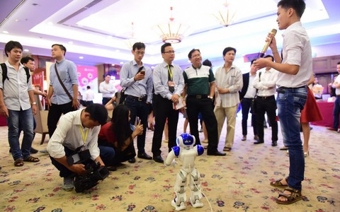 Thời robot, xe hơi bay, cha mẹ có 'dám' trở lại làm học trò vì con?