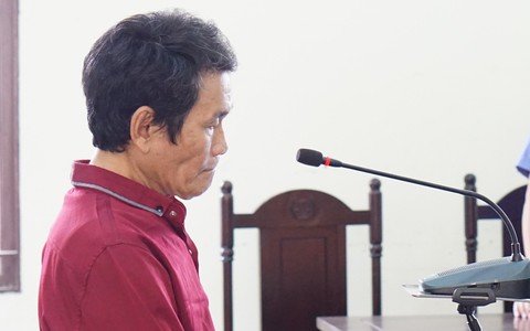 'Nựng' bé gái 7 tuổi, lãnh 2 năm tù