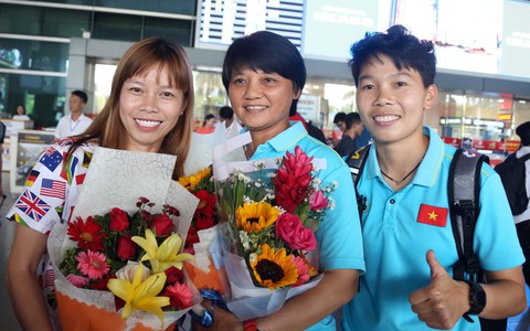 Sân bay Tân Sơn Nhất đìu hiu đón các nữ tuyển thủ tân vô địch Đông Nam Á