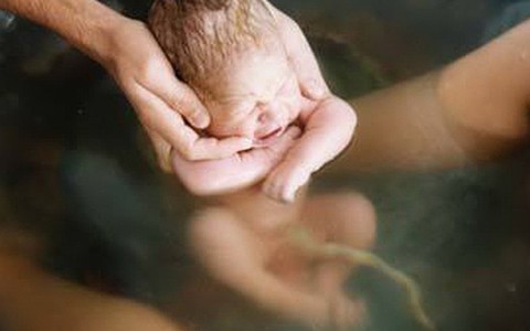 Những phụ nữ nào không nên sinh con dưới nước?