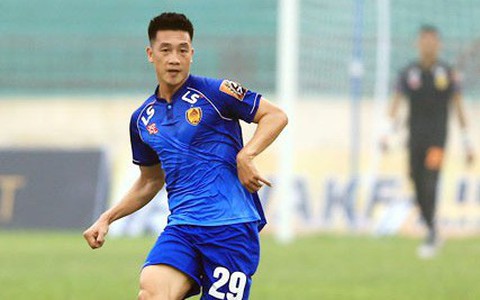 Khoảnh khắc Huy Hùng ghi bàn bằng mũi giày, thủ môn Thanh Hóa 'lăn lộn' bất lực