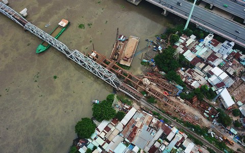 Chuyển tải khách đi tàu SE22 bằng ôtô ra ga Bình Triệu ngày thông cầu đường sắt Bình Lợi
