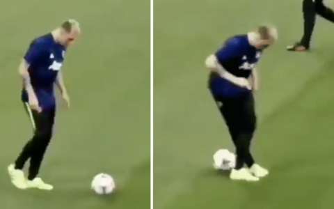 Cười không ngớt với pha bóng Phil Jones tự 'xỏ kim' mình