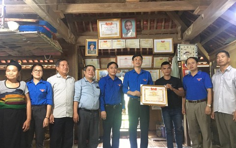 Tặng bằng khen cho thanh niên dũng cảm cứu người trong dòng nước lũ