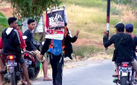 Video: Người đàn ông đi... lùi 700km để kêu gọi bảo vệ rừng