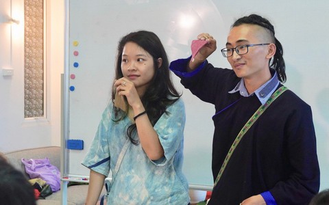 Sinh viên ĐH Fulbright chạy xe ôm làm dự án giúp trẻ vùng cao