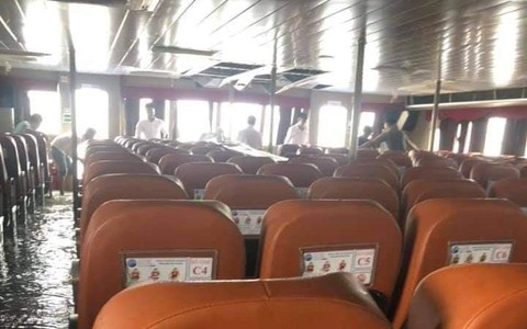 Phà cao tốc bị sóng đánh vỡ tan kính, phải khẩn cấp quay lại bờ