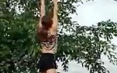 Cứu người phụ nữ nghi ngáo đá 'làm xiếc' trên dây điện