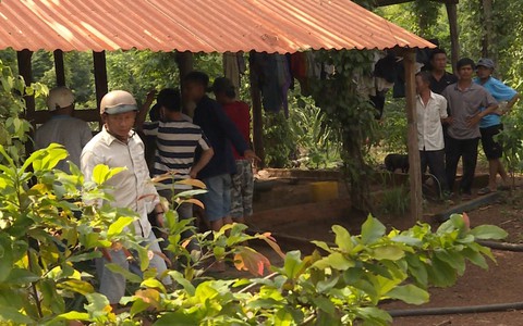 Video: Khám nghiệm hiện trường vụ chồng giết vợ rồi treo cổ tự tử